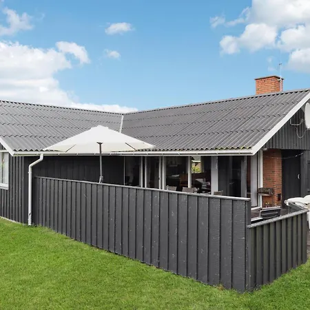 Three-bedroom In Hvide Sande Bjerregard