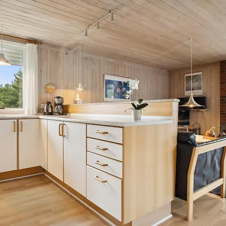 Three-bedroom In Hvide Sande *