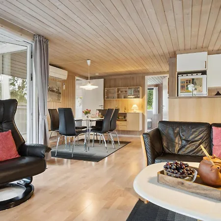 Three-bedroom In Hvide Sande Feriehus *