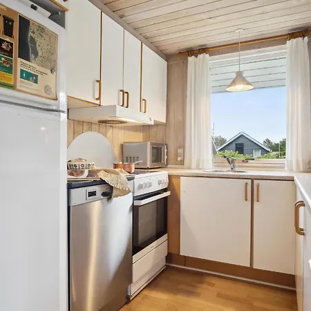 Three-bedroom In Hvide Sande