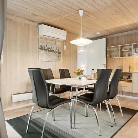 Three-bedroom In Hvide Sande Bjerregard
