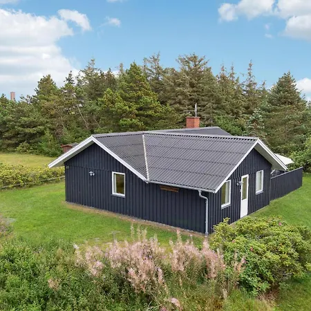 Three-bedroom In Hvide Sande *