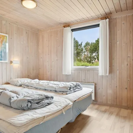Three-bedroom In Hvide Sande *