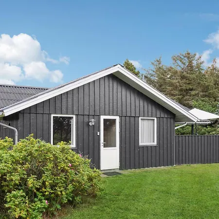 Three-bedroom In Hvide Sande