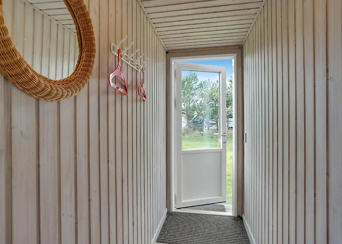 Three-bedroom In Hvide Sande *