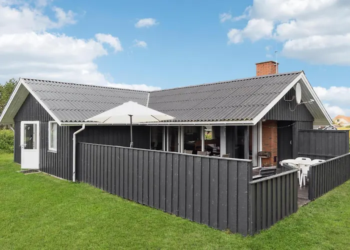 Three-bedroom In Hvide Sande Bjerregård
