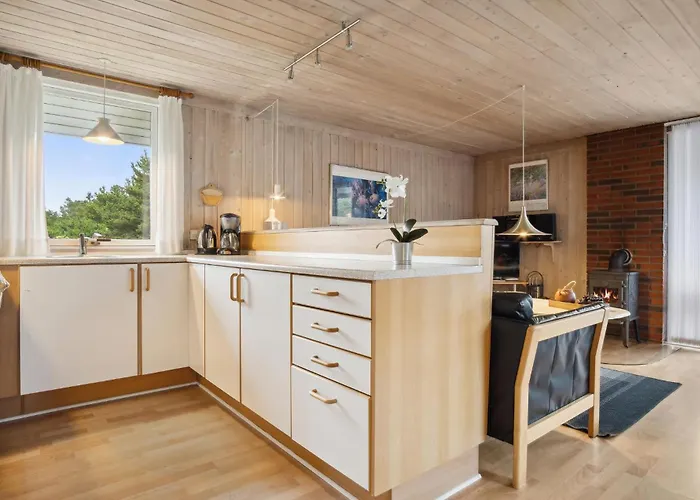 Three-bedroom In Hvide Sande *