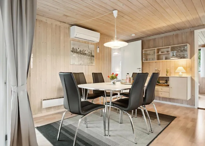Three-bedroom In Hvide Sande Bjerregård