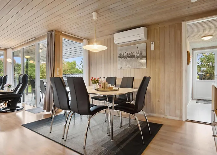 Three-bedroom In Hvide Sande Holiday home Bjerregard