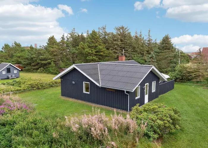 Three-bedroom In Hvide Sande *