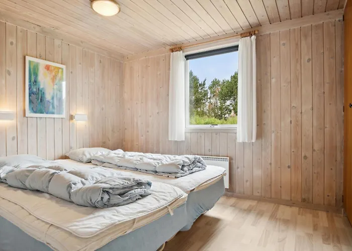 Three-bedroom In Hvide Sande *